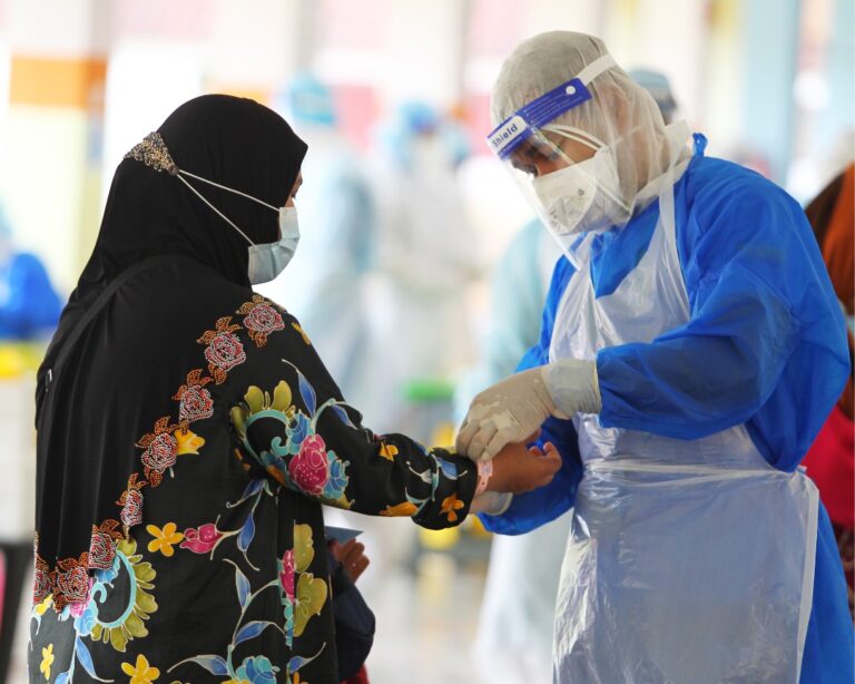 26,832 kes baharu dicatatkan semalam, 37 kematian Covid-19 Pakai gelang pink