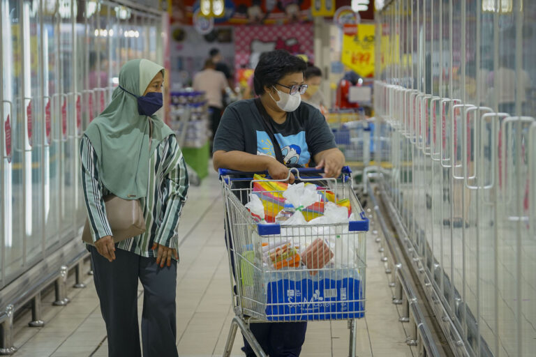 325 kes baharu Covid-19 dicatatkan semalam