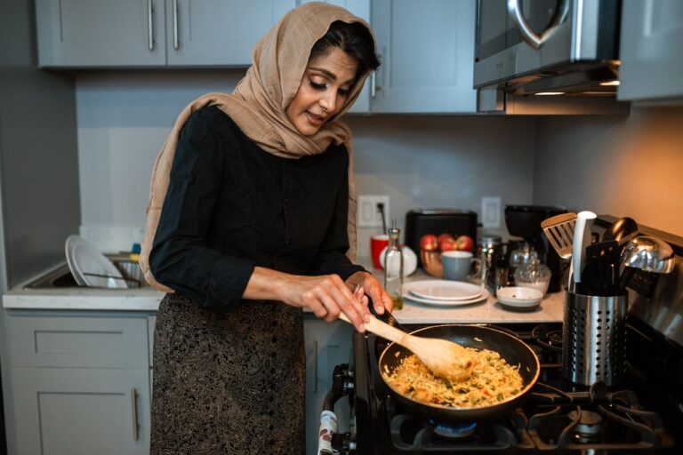 Perempuan di dapur, lelaki goyang kaki: sampai bila Ramadan kita begini?