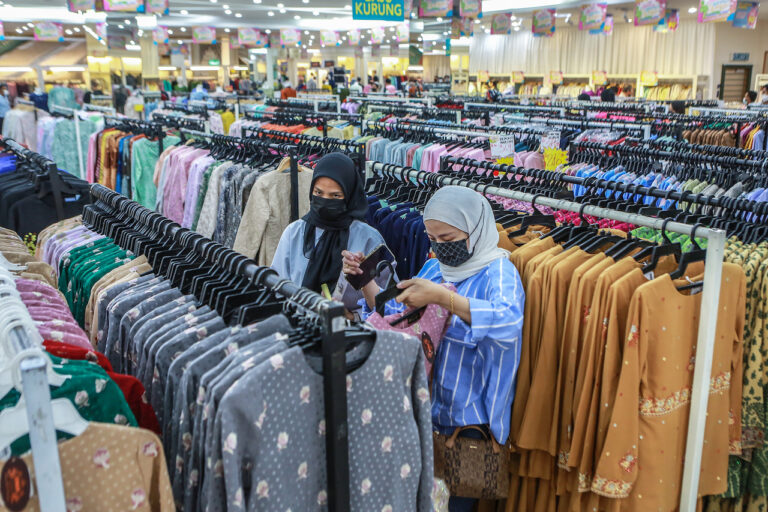 Terlajak berbelanja untuk hari raya? Pakar kongsikan tip bina semula simpanan