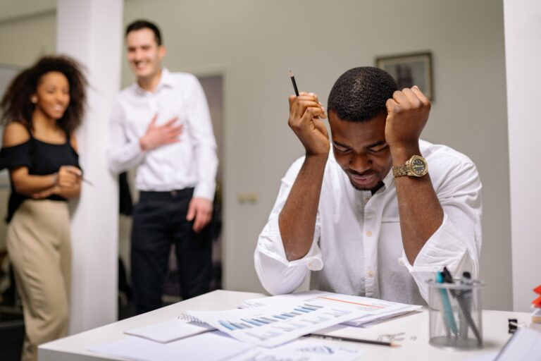 12 tabiat yang boleh buat anda dibenci rakan sepejabat