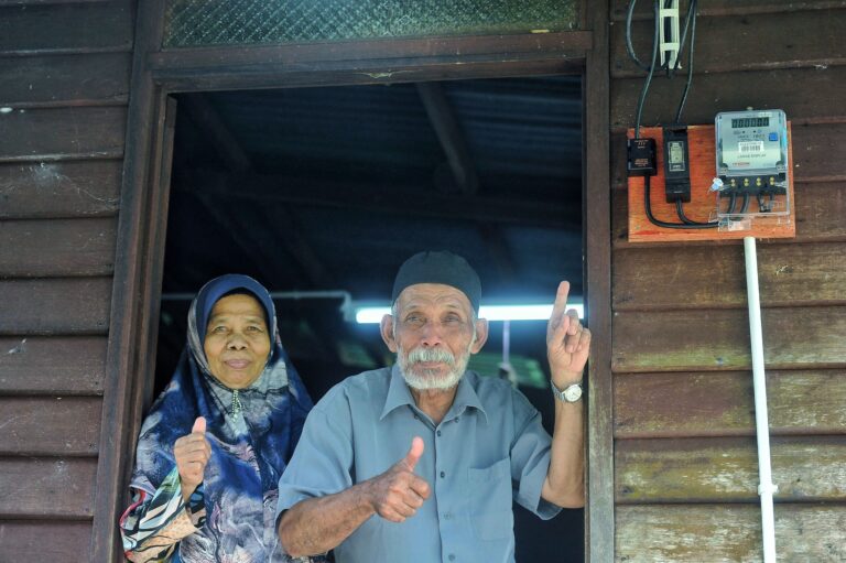 76.5% isi rumah miliki rumah, hampir 100% ada akses bekalan elektrik