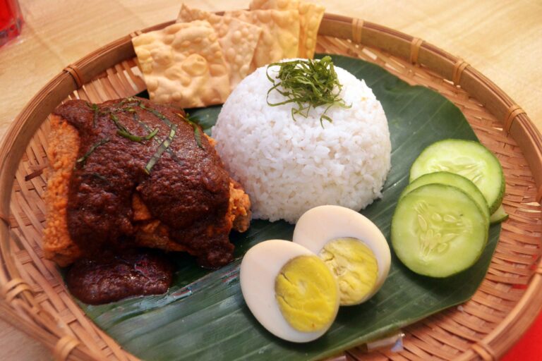 Kira kalori, cegah makan berlebihan ketika beraya