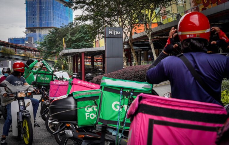 Defisit kerja wajar: cabaran-cabaran untuk pekerja di Malaysia menikmati hidup wajar