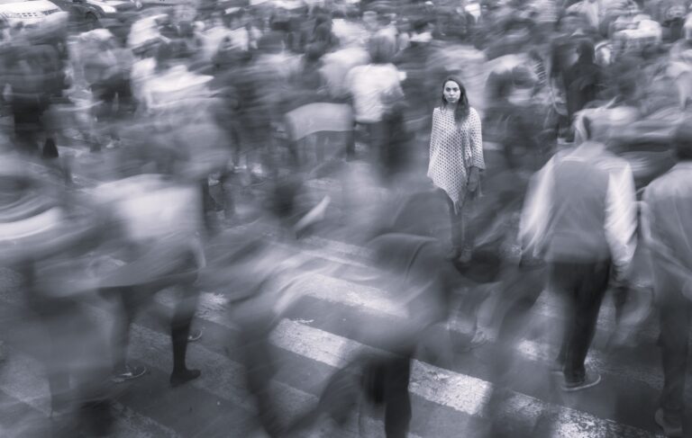 Tentang sunyi yang takkan hilang walau kau tak seorang