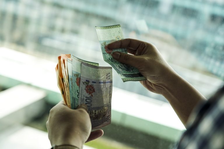 Sampai bila nak hidup dengan gaji cukup makan?