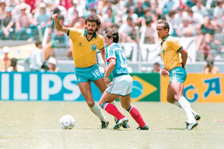 Socrates: Si geliga menyepak bola