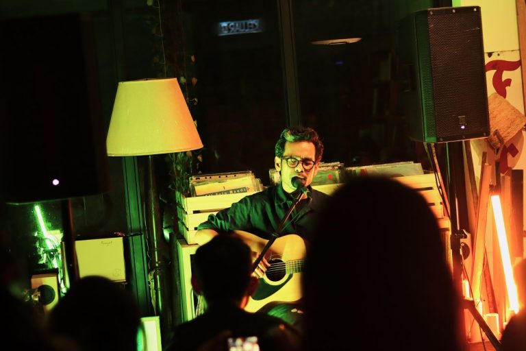 Sebuah gig berskala mikro di dalam kedai buku