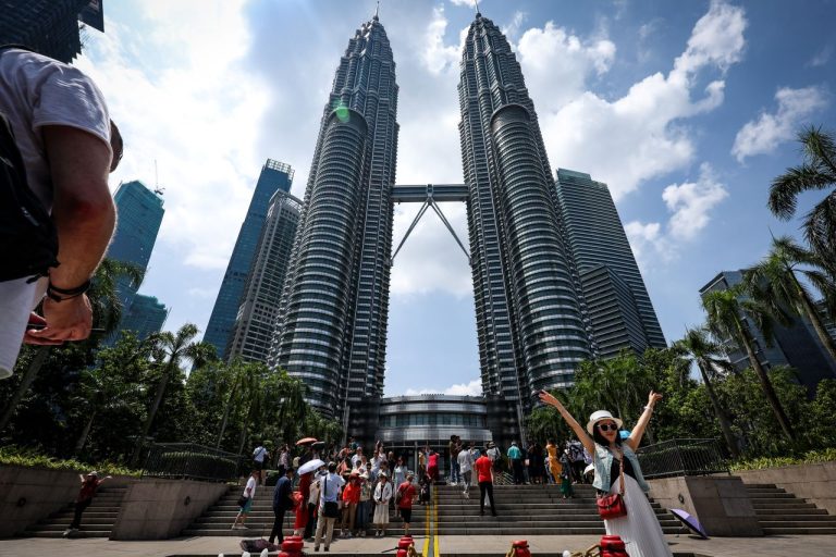 Perpecahan politik, integriti ekonomi dan risiko terhadap Petronas