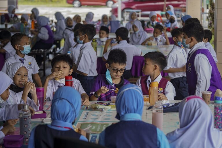 Jangan lupa bersarapan sebelum ke sekolah!