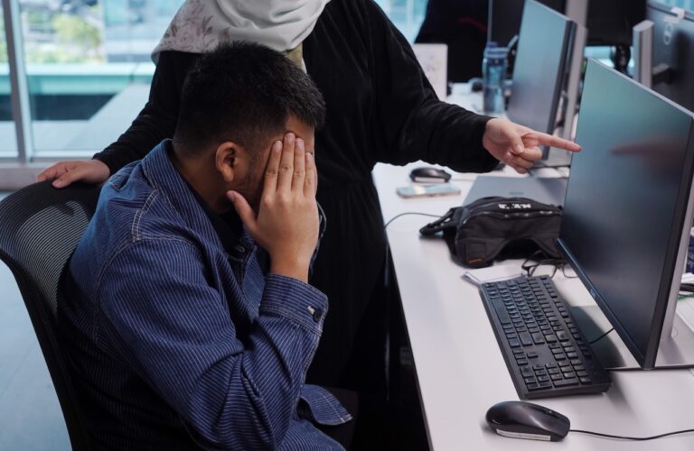 Apabila berpura-pura di tempat kerja adalah satu ‘seni’