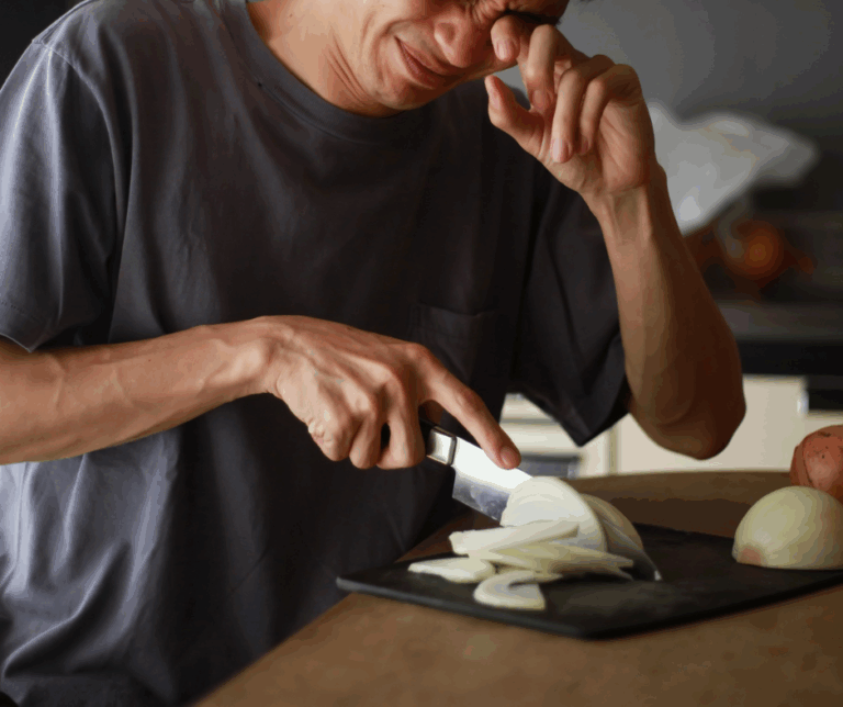 Cara mengelak menangis ketika memotong bawang