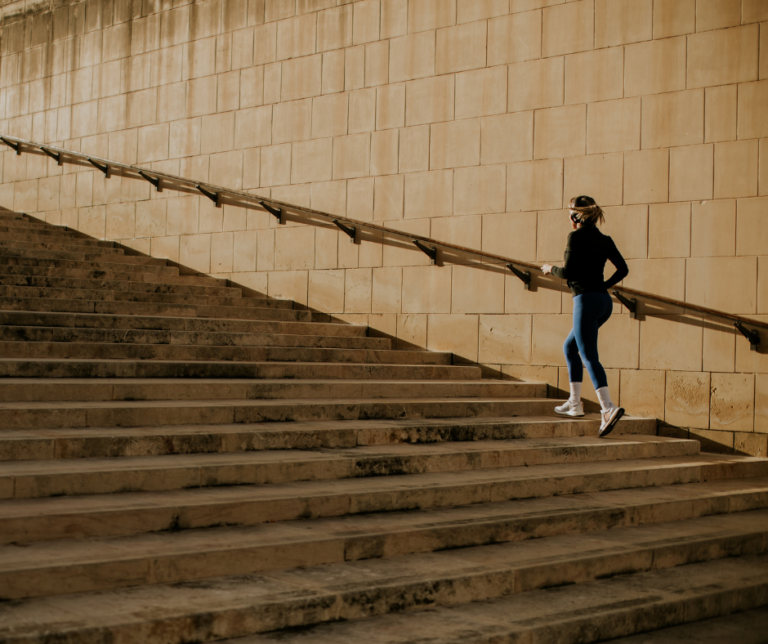 Naik turun tangga buat badan jadi langsing?